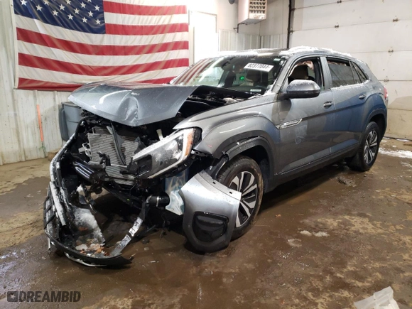 2024 Volkswagen Atlas Cross Sport 2.0T SE with VIN 1V2LE2CA2RC202122, listed as a Copart auction lot 82377044 with 21,184 mi miles and Salvage Title. Bid and sale history available at carsss.com. Image 1.