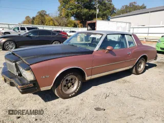 1979 Chevrolet Monte Carlo z VIN 1Z37H9D520488, wystawiony jako Copart lot #77283914 z przebiegiem 49 514 mil mil oraz Tytuł czysty. Historia ofert i sprzedaży dostępna na DreamBid. Obrazek 1.