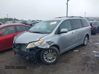 2015 Toyota Sienna XLE с VIN 5TDYK3DC3FS579087, выставлен на аукционе IAAI как лот 42456365 с пробегом 127 350 миль миль и . История ставок и продаж доступна на DreamBid. Изображение 6.