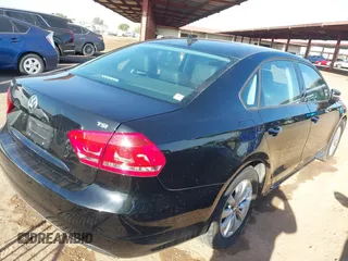 2015 Volkswagen Passat Limited Edition Edition z VIN 1VWAT7A3XFC068792, wystawiony jako IAAI lot #41704551 z przebiegiem 89 388 mil mil oraz . Historia ofert i sprzedaży dostępna na DreamBid. Obrazek 4.