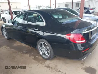 2017 Mercedes-Benz E 300 Luxury z VIN WDDZF4JBXHA036044, wystawiony jako IAAI lot #42053988 z przebiegiem 105 067 mil mil oraz . Historia ofert i sprzedaży dostępna na DreamBid. Obrazek 3.
