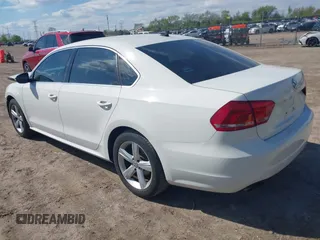 2012 Volkswagen Passat SE z VIN 1VWBH7A33CC066044, wystawiony jako IAAI lot #42211149 z przebiegiem 154 395 mil mil oraz . Historia ofert i sprzedaży dostępna na DreamBid. Obrazek 3.