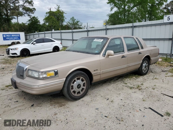 1997 Lincoln Town Car Signature z VIN 1LNLM82W8VY705599, wystawiony jako Copart lot #53096165 z przebiegiem 166 585 mil mil oraz Czysty tytuł • Clean title. Historia ofert i sprzedaży dostępna na DreamBid. Obrazek 1.