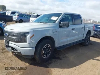 2023 Ford F-150 Lightning Pro z VIN 1FTVW1EL6PWG01336, wystawiony jako IAAI lot #41692903 z przebiegiem 39 085 mil mil oraz . Historia ofert i sprzedaży dostępna na DreamBid. Obrazek 19.