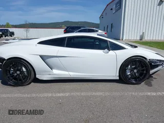 2009 Lamborghini Gallardo z VIN ZHWGU54T59LA07777, wystawiony jako IAAI lot #39749159 z przebiegiem 8730 mil mil oraz . Historia ofert i sprzedaży dostępna na DreamBid. Obrazek 14.