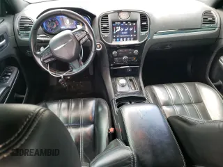 2020 Chrysler 300 S z VIN 2C3CCABTXLH122919, wystawiony jako Copart lot #78414584 z przebiegiem 122 180 mil mil oraz Szkody całkowita. Historia ofert i sprzedaży dostępna na DreamBid. Obrazek 8.