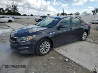 2017 Kia Optima LX z VIN 5XXGT4L38HG124210, wystawiony jako Copart lot #62261805 z przebiegiem 88 310 mil mil oraz Czysty tytuł • Clean title. Historia ofert i sprzedaży dostępna na DreamBid. Obrazek 1.