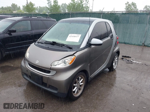 2009 Smart fortwo Pure z VIN WMEEJ31X49K226366, wystawiony jako IAAI lot #42430117 z przebiegiem 107 962 mil mil oraz . Historia ofert i sprzedaży dostępna na DreamBid. Obrazek 6.