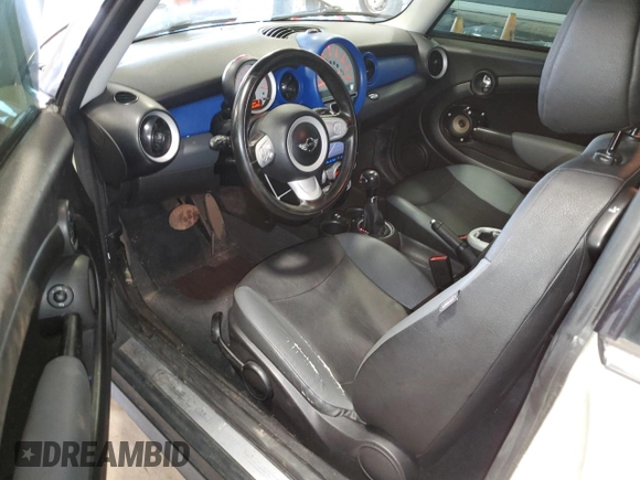 2010 MINI Clubman z VIN WMWML3C57ATX37968, wystawiony jako Copart lot #59858795 z przebiegiem 166 591 mil mil oraz Szkoda całkowita • Salvage title. Historia ofert i sprzedaży dostępna na DreamBid. Obrazek 8.