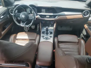 2020 Alfa Romeo Stelvio Ti z VIN ZASPAKBN9L7C76051, wystawiony jako Copart lot #46077985 z przebiegiem 61 261 mil mil oraz Szkoda całkowita • Salvage title. Historia ofert i sprzedaży dostępna na DreamBid. Obrazek 8.