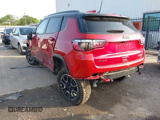 2025 Jeep Compass Trailhawk z VIN 3C4NJDDN0ST551132, wystawiony jako IAAI lot #41905784 z przebiegiem 1 573 mil mil oraz . Historia ofert i sprzedaży dostępna na DreamBid. Obrazek 3.