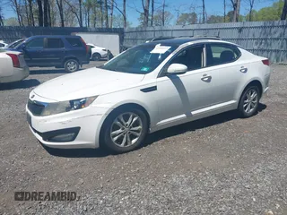 2013 Kia Optima EX z VIN 5XXGN4A78DG162112, wystawiony jako IAAI lot #42160927 z przebiegiem 155 148 mil mil oraz . Historia ofert i sprzedaży dostępna na DreamBid. Obrazek 2.