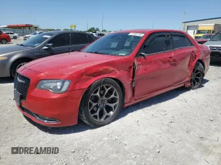 2015 Chrysler 300 S z VIN 2C3CCABG0FH756537, wystawiony jako Copart lot #57349145 z przebiegiem 190 009 mil mil oraz Szkoda całkowita • Salvage title. Historia ofert i sprzedaży dostępna na DreamBid. Obrazek 1.