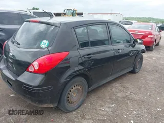 2011 Nissan Versa S z VIN 3N1BC1CPXBL367494, wystawiony jako IAAI lot #42139373 z przebiegiem 151 019 mil mil oraz . Historia ofert i sprzedaży dostępna na DreamBid. Obrazek 4.