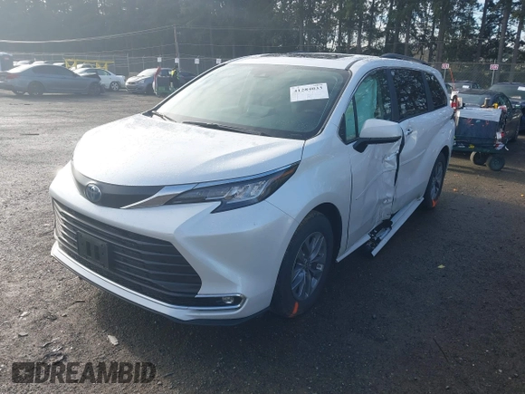 2023 Toyota Sienna XLE with VIN 5TDJSKFC8PS099539, listed as a IAAI auction lot 41284033 with 13,514 mi miles. Bid and sale history available at carsss.com. Image 17.