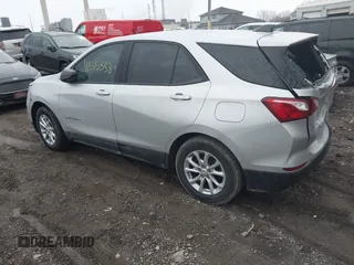 2019 Chevrolet Equinox LS z VIN 3GNAXHEV9KS640830, wystawiony jako IAAI lot #41515333 z przebiegiem 105 077 mil mil oraz . Historia ofert i sprzedaży dostępna na DreamBid. Obrazek 3.