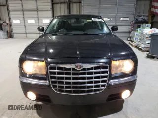 2008 Chrysler 300 z VIN 2C3LK33G58H203852, wystawiony jako Copart lot #86812404 z przebiegiem 213 031 mil mil oraz Szkoda całkowita • Salvage title. Historia ofert i sprzedaży dostępna na DreamBid. Obrazek 5.