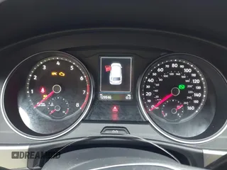 2018 Volkswagen Atlas SE z VIN 1V2KR2CAXJC517240, wystawiony jako IAAI lot #42361370 z przebiegiem 129 546 mil mil oraz . Historia ofert i sprzedaży dostępna na DreamBid. Obrazek 7.