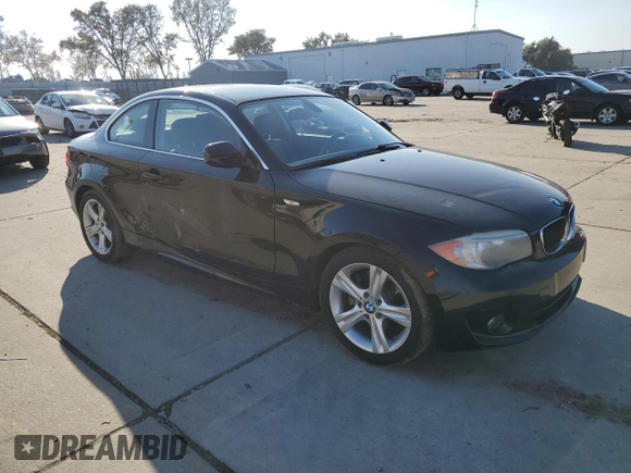 2013 BMW 1 Series 128i z VIN WBAUP9C5XDVS95834, wystawiony jako Copart lot #83249614 z przebiegiem Nie podano mil oraz Szkoda całkowita • Salvage title. Historia ofert i sprzedaży dostępna na DreamBid. Obrazek 4.