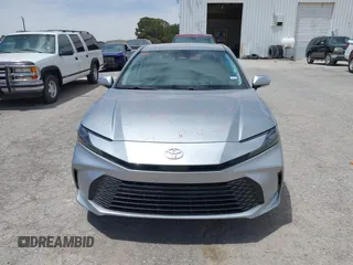2025 Toyota Camry LE z VIN 4T1DAACKXSU137360, wystawiony jako IAAI lot #42245564 z przebiegiem 1 247 mil mil oraz . Historia ofert i sprzedaży dostępna na DreamBid. Obrazek 12.