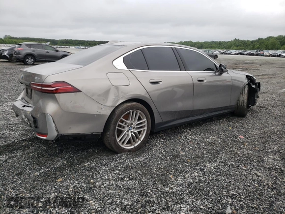 2024 BMW 5 Series 530i xDrive z VIN WBA53FJ09RCS08708, wystawiony jako Copart lot #58371385 z przebiegiem 23 265 mil mil oraz Szkoda całkowita • Salvage title. Historia ofert i sprzedaży dostępna na DreamBid. Obrazek 3.