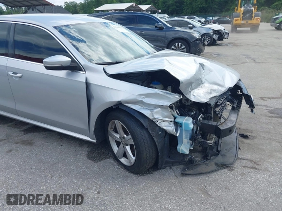 2013 Volkswagen Passat SE z VIN 1VWBP7A38DC123553, wystawiony jako IAAI lot #42341621 z przebiegiem 178 504 mil mil oraz . Historia ofert i sprzedaży dostępna na DreamBid. Obrazek 19.