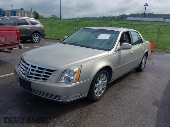 2009 Cadillac DTS 1SA z VIN 1G6KD57Y19U127449, wystawiony jako IAAI lot #42116152 z przebiegiem 107 901 mil mil oraz . Historia ofert i sprzedaży dostępna na DreamBid. Obrazek 2.