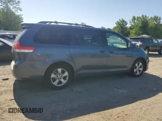 2013 Toyota Sienna LE AAS z VIN 5TDKK3DC5DS327389, wystawiony jako Copart lot #62218155 z przebiegiem 144 954 mil mil oraz Czysty tytuł • Clean title. Historia ofert i sprzedaży dostępna na DreamBid. Obrazek 3.