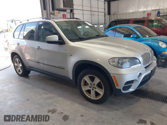 2012 BMW X5 35d z VIN 5UXZW0C53CL674187, wystawiony jako IAAI lot #42274931 z przebiegiem 272 642 mil mil oraz . Historia ofert i sprzedaży dostępna na DreamBid. Obrazek 1.
