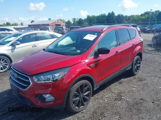 2017 Ford Escape SE z VIN 1FMCU9GD4HUA10240, wystawiony jako IAAI lot #42392522 z przebiegiem 82 325 mil mil oraz . Historia ofert i sprzedaży dostępna na DreamBid. Obrazek 2.