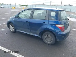 2006 Scion xA z VIN JTKKT624660140039, wystawiony jako IAAI lot #42302010 z przebiegiem 292 974 mil mil oraz . Historia ofert i sprzedaży dostępna na DreamBid. Obrazek 3.