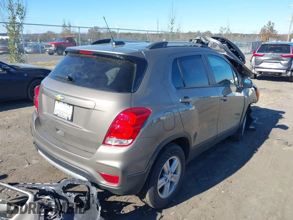 2021 Chevrolet Trax LT with VIN KL7CJPSB4MB339238, listed as a IAAI auction lot 40836414 with 32,920 mi miles. Bid and sale history available at carsss.com. Image 4.