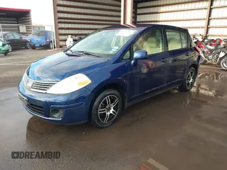 2009 Nissan Versa S z VIN 3N1BC13E19L353170, wystawiony jako IAAI lot #41493381 z przebiegiem 135 765 mil mil oraz . Historia ofert i sprzedaży dostępna na DreamBid. Obrazek 2.
