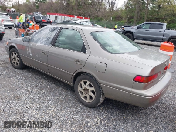 1998 Toyota Camry LE z VIN 4T1BF28K0WU066098, wystawiony jako IAAI lot #41971003 z przebiegiem 324 180 mil mil oraz . Historia ofert i sprzedaży dostępna na DreamBid. Obrazek 3.