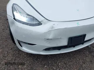 2022 Tesla Model Y Long Range z VIN 7SAYGDEE3NF426481, wystawiony jako IAAI lot #42076729 z przebiegiem 21 648 mil mil oraz . Historia ofert i sprzedaży dostępna na DreamBid. Obrazek 21.