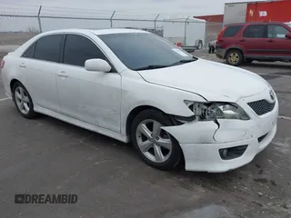 2011 Toyota Camry LE z VIN 4T1BF3EK5BU658827, wystawiony jako IAAI lot #41704973 z przebiegiem 212 443 mil mil oraz . Historia ofert i sprzedaży dostępna na DreamBid. Obrazek 1.