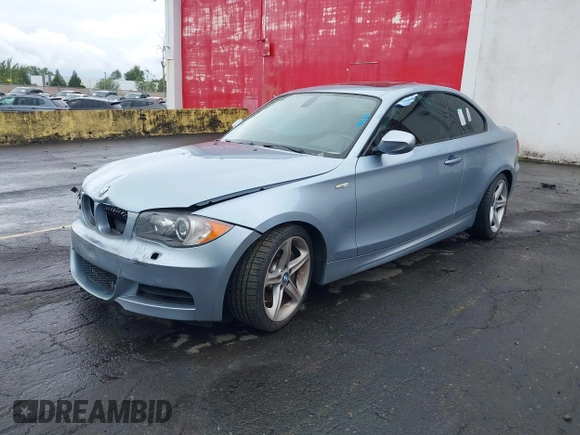 2010 BMW 1 Series 135i z VIN WBAUC7C5XAVK96378, wystawiony jako IAAI lot #42249530 z przebiegiem Nie podano mil oraz . Historia ofert i sprzedaży dostępna na DreamBid. Obrazek 2.