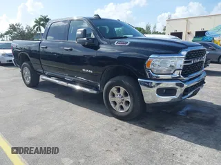 2024 Ram 2500 Big Horn z VIN 3C6UR5DJ4RG311227, wystawiony jako IAAI lot #42501636 z przebiegiem 23 909 mil mil oraz . Historia ofert i sprzedaży dostępna na DreamBid. Obrazek 1.