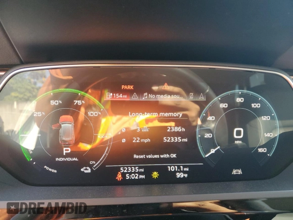 2022 Audi e-tron Premium z VIN WA1AAAGE0NB023860, wystawiony jako Copart lot #57395415 z przebiegiem 52 335 mil mil oraz Nie do naprawy. Historia ofert i sprzedaży dostępna na DreamBid. Obrazek 9.