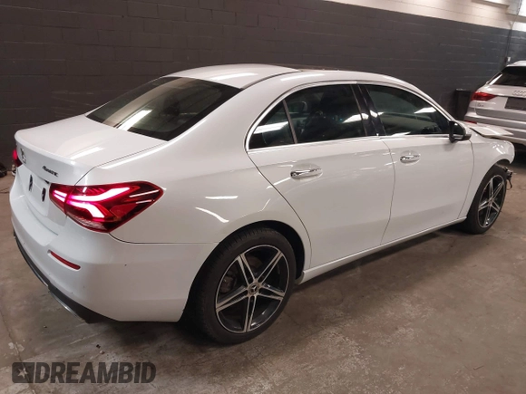 2019 Mercedes-Benz A 220 z VIN WDD3G4FB7KW022043, wystawiony jako IAAI lot #42018688 z przebiegiem 55 403 mil mil oraz . Historia ofert i sprzedaży dostępna na DreamBid. Obrazek 4.