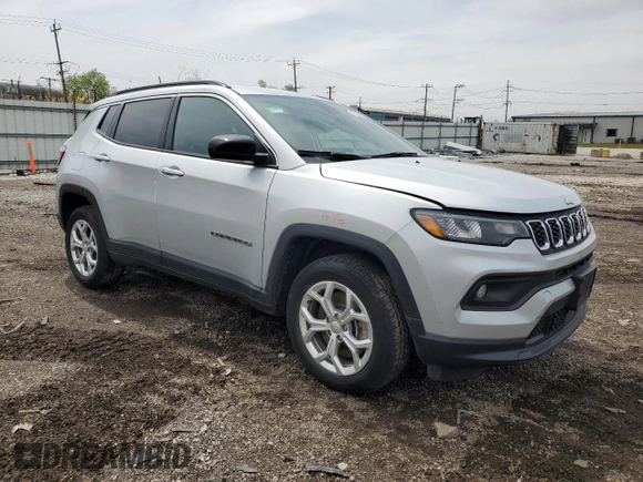 2024 Jeep Compass Latitude z VIN 3C4NJDBN7RT107047, wystawiony jako Copart lot #55265515 z przebiegiem 27 017 mil mil oraz Szkoda całkowita • Salvage title. Historia ofert i sprzedaży dostępna na DreamBid. Obrazek 4.