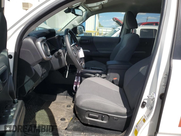 2023 Toyota Tacoma SR5 z VIN 3TMAZ5CN3PM219718, wystawiony jako Copart lot #55253845 z przebiegiem 18 879 mil mil oraz Szkody całkowita. Historia ofert i sprzedaży dostępna na DreamBid. Obrazek 7.