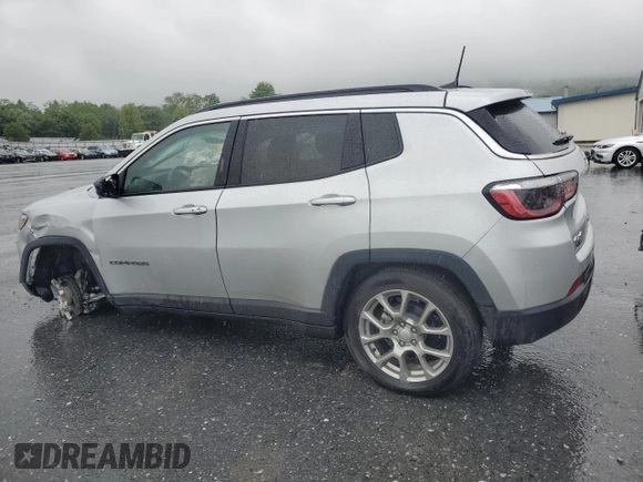 2024 Jeep Compass Latitude Lux z VIN 3C4NJDFN4RT134099, wystawiony jako Copart lot #58906095 z przebiegiem 4 257 mil mil oraz Szkoda całkowita • Salvage title. Historia ofert i sprzedaży dostępna na DreamBid. Obrazek 2.