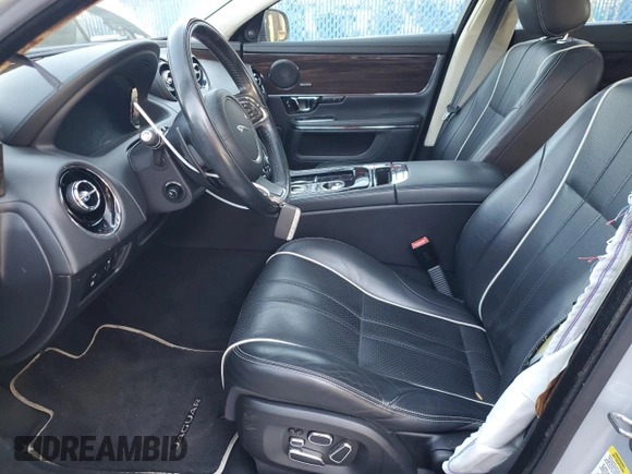2015 Jaguar XJ Portfolio z VIN SAJWJ2GD9F8V81151, wystawiony jako Copart lot #45724765 z przebiegiem 77 392 mil mil oraz Szkoda całkowita • Salvage title. Historia ofert i sprzedaży dostępna na DreamBid. Obrazek 7.
