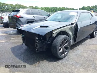 2018 Dodge Challenger SXT z VIN 2C3CDZAG1JH143140, wystawiony jako IAAI lot #42289674 z przebiegiem 79 764 mil mil oraz . Historia ofert i sprzedaży dostępna na DreamBid. Obrazek 6.