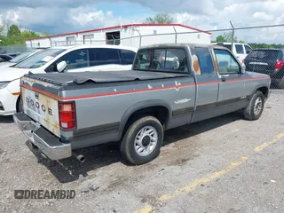 1993 Dodge Dakota z VIN 1B7GL23Y8PS117729, wystawiony jako IAAI lot #42268349 z przebiegiem 133 779 mil mil oraz . Historia ofert i sprzedaży dostępna na DreamBid. Obrazek 4.