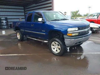 2001 Chevrolet Silverado 1500 LS with VIN 2GCEC19T611179747, listed as a IAAI auction lot 41470758 with Not Provided miles. Bid and sale history available at carsss.com. Image 1.