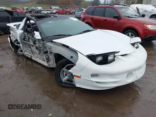 1998 Pontiac Firebird Formula z VIN 2G2FV22G9W2200887, wystawiony jako IAAI lot #41941557 z przebiegiem 135 248 mil mil oraz . Historia ofert i sprzedaży dostępna na DreamBid. Obrazek 1.