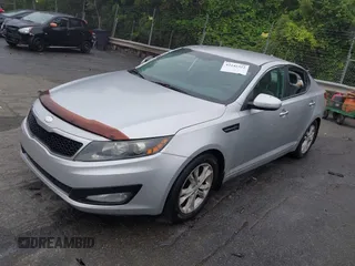 2013 Kia Optima LX z VIN 5XXGM4A76DG226683, wystawiony jako IAAI lot #42242322 z przebiegiem 194 059 mil mil oraz . Historia ofert i sprzedaży dostępna na DreamBid. Obrazek 2.