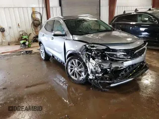 2023 Buick Encore GX Essence z VIN KL4MMFSL7PB064089, wystawiony jako Copart lot #59337995 z przebiegiem Nie podano mil oraz Nie do naprawy • Non repairable. Historia ofert i sprzedaży dostępna na DreamBid. Obrazek 15.